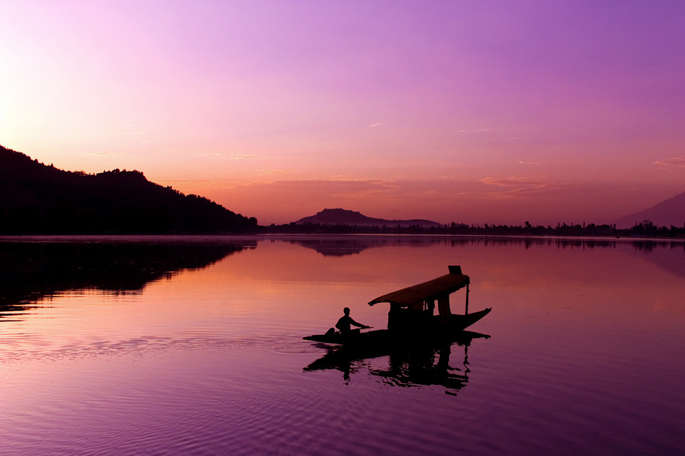 dal lake kashmir sunset